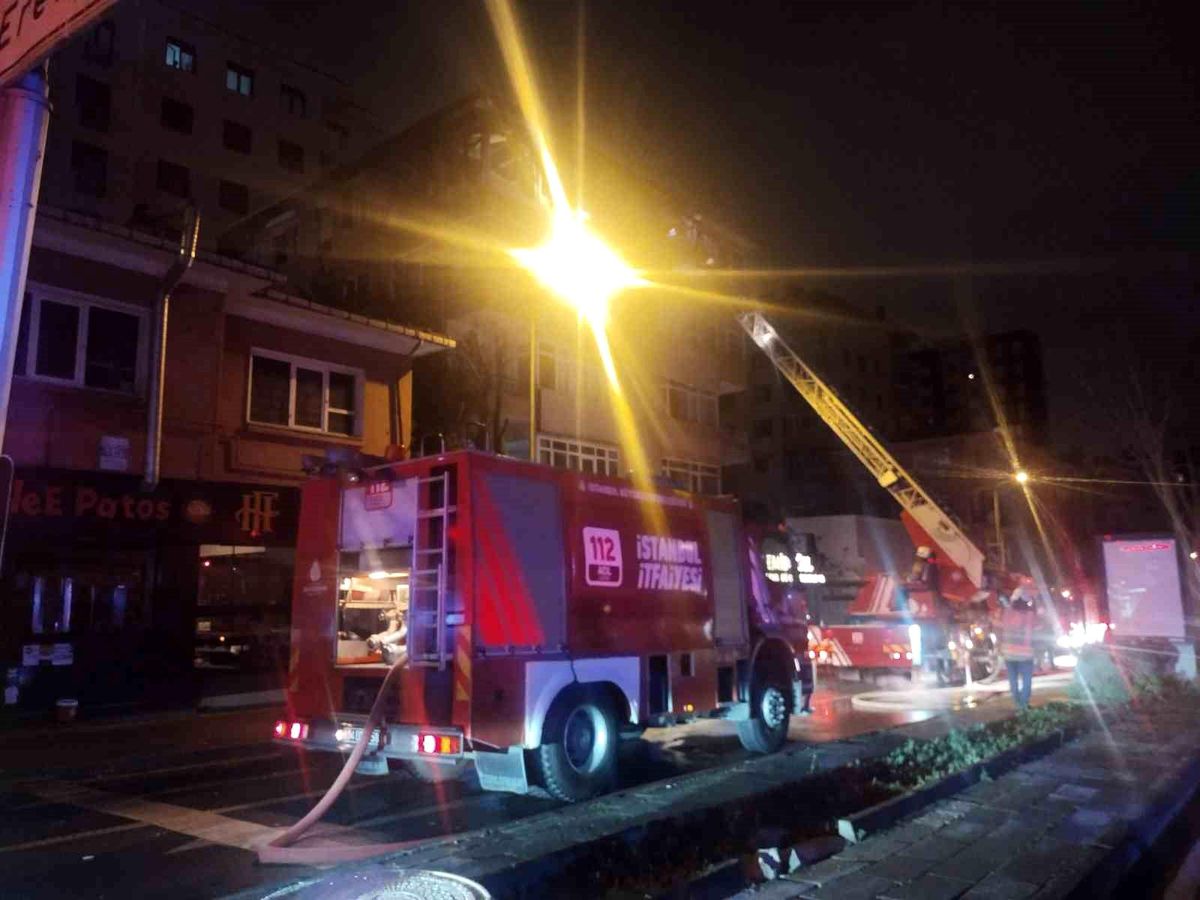 Kadıköy'de Yangın: 2 Kişi Hastaneye Kaldırıldı