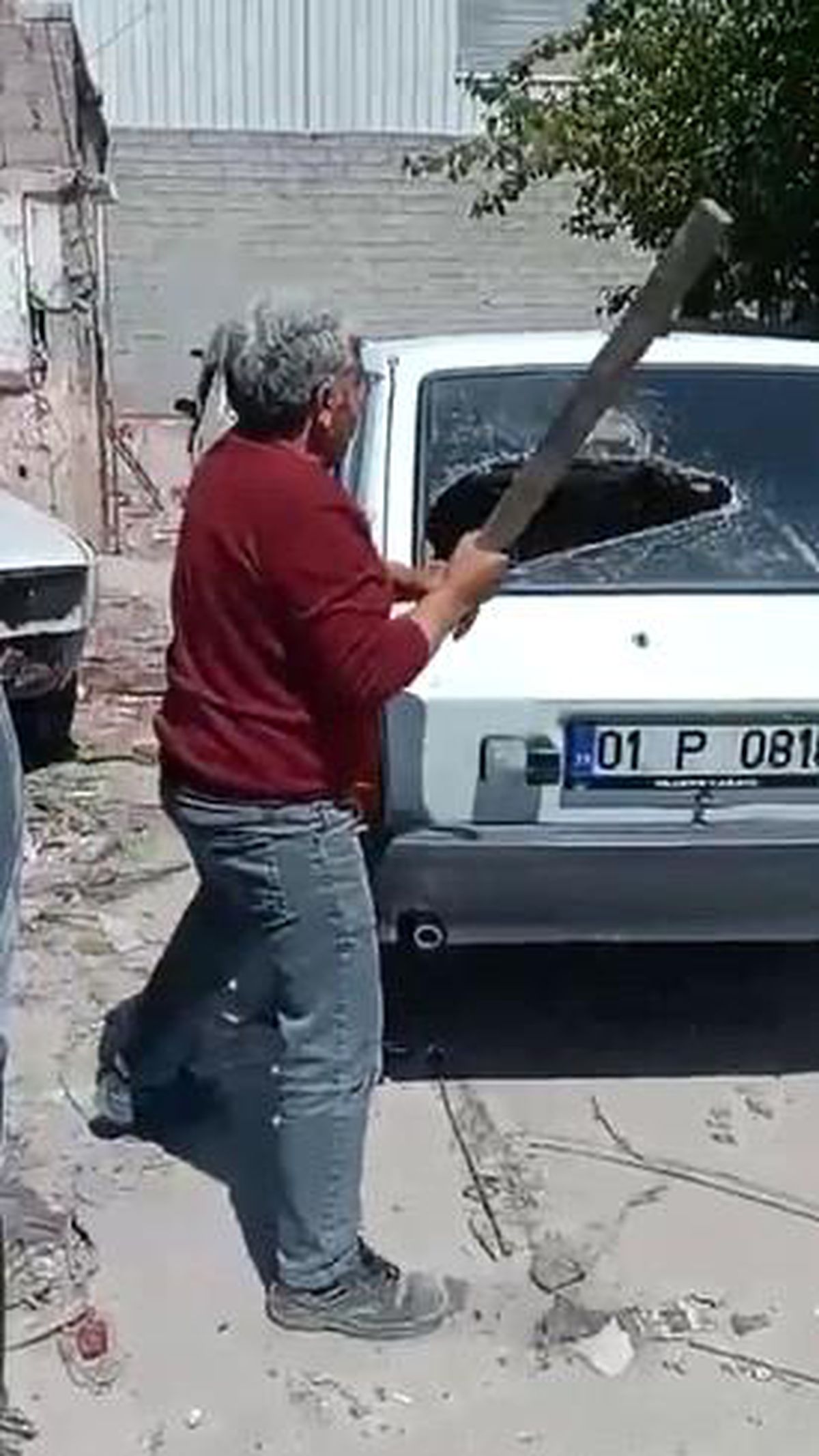 Otomobil Boyası Dökülen Adam Sinir Krizi Geçirip Aracını Parçaladı