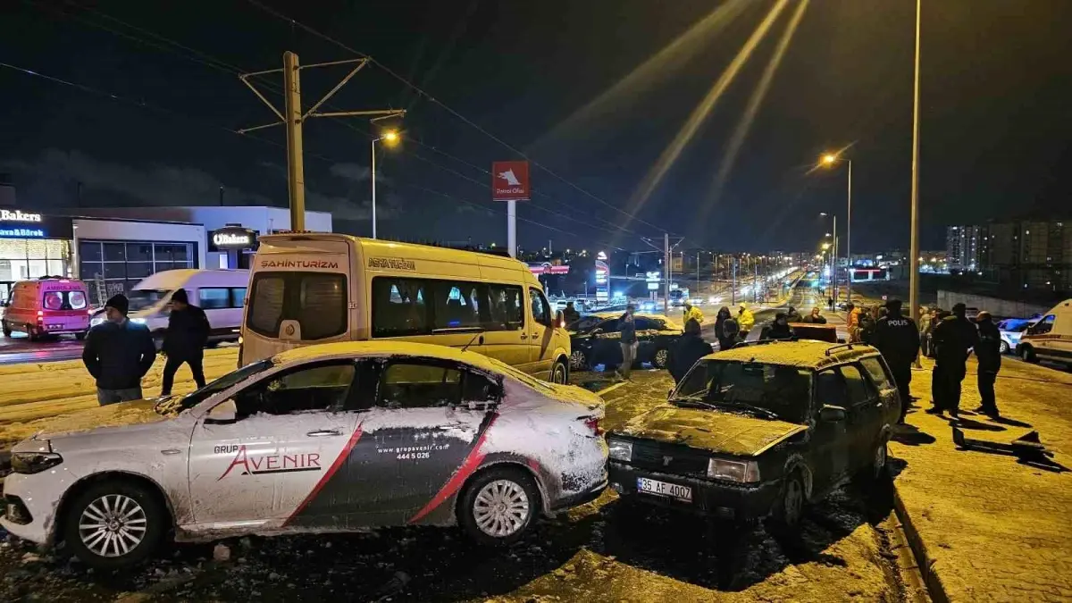 Kayseri'de 11 Araçlı Zincirleme Trafik Kazası: 2 Yaralı