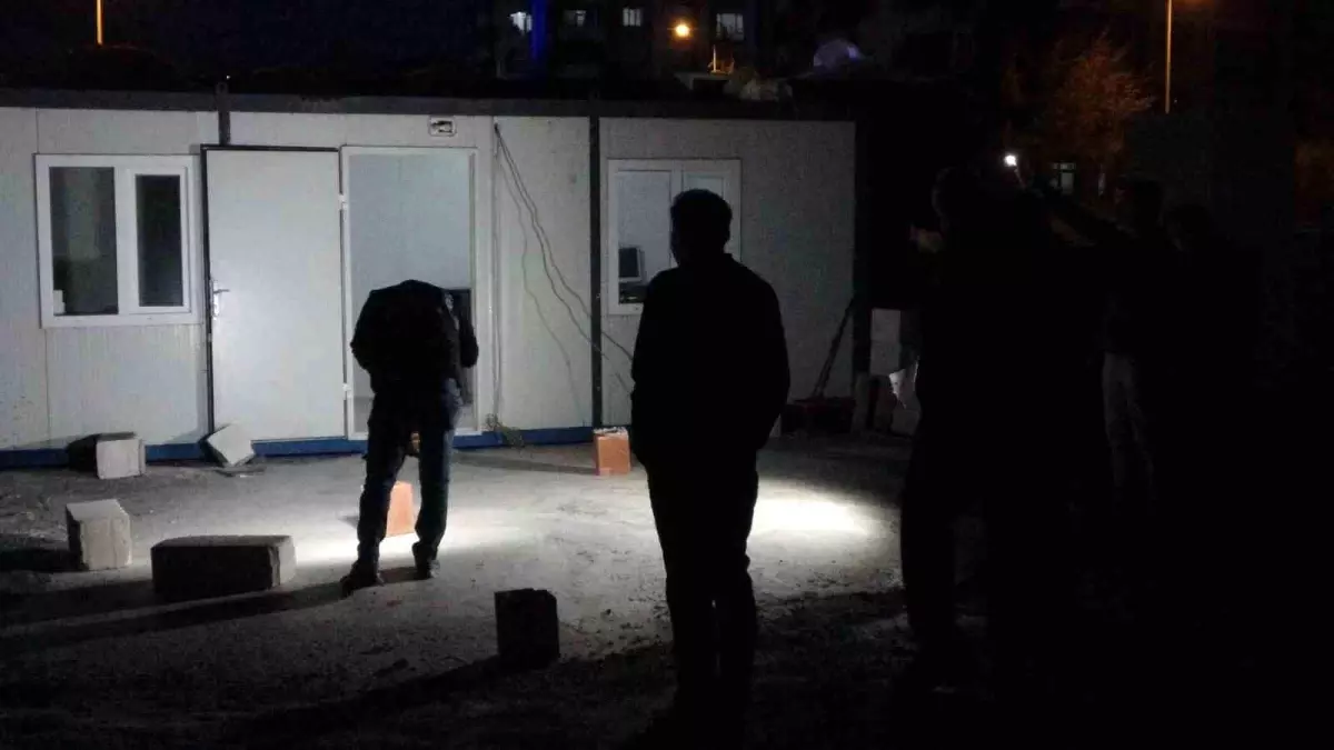 Malatya'da Konteyner İçinde Silahla Oynayan Genç Kendini Yaraladı
