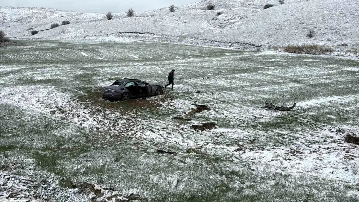 Sivas'ta Nişan Merasimine Giden Ailenin Otomobili Şarampole Uçtu: 3 Yaralı