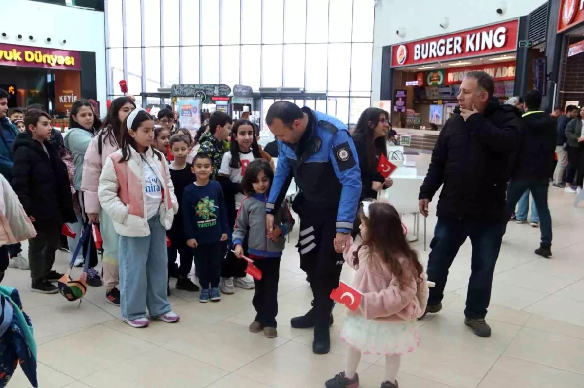 Bolu'da Polis Çocuklarına Sinema Etkinliği Düzenlendi