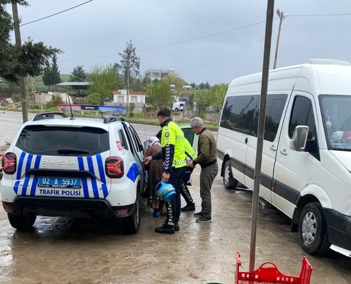 Yağmurda Yaşlı Kadına Yardım Eli: Polis Ekipleri Alışverişini Yaptı