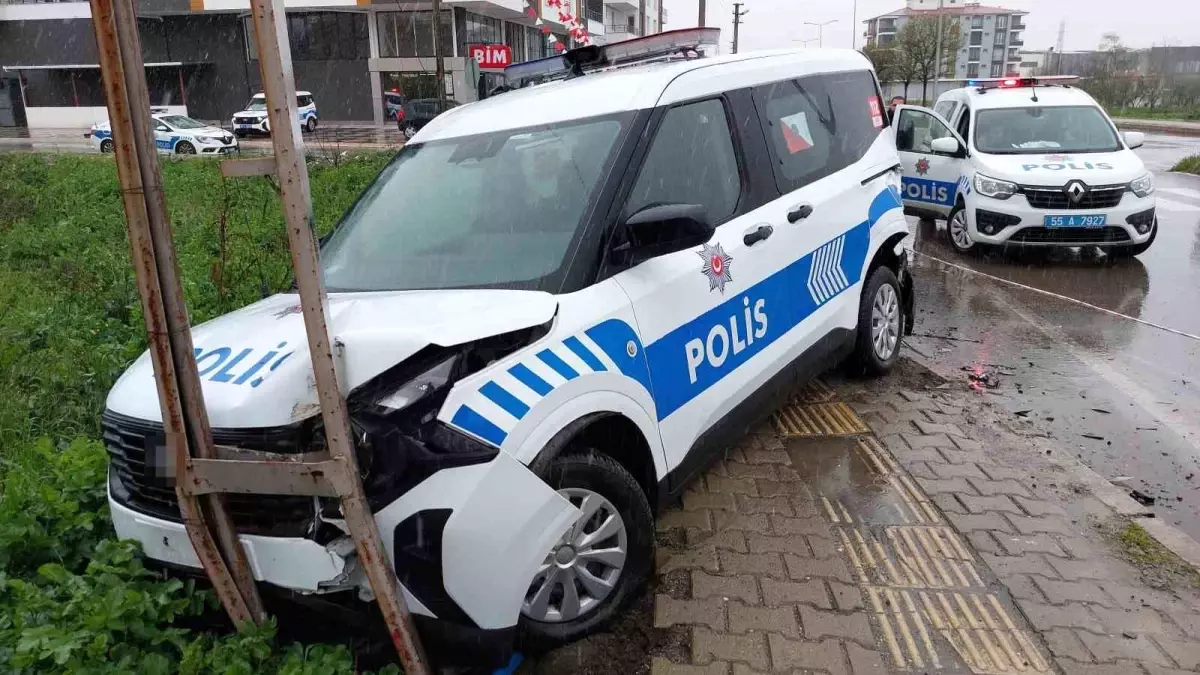 Samsun'da Polis Aracına Minibüs Çarptı: 2 Yaralı