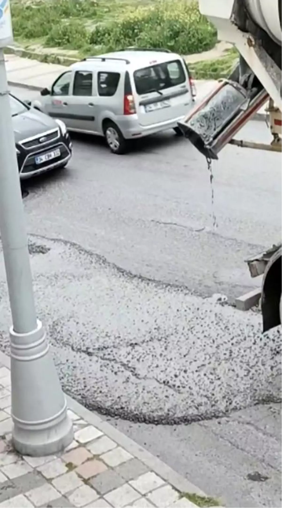 Sultangazi'de Mikserin Beton Dökmesi Trafiği Kilitledi