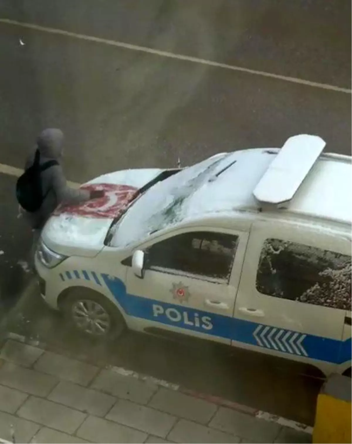 Bilecik'te Çocuk, Türk Bayrağını Karla Kaplanmaktan Kurtardı