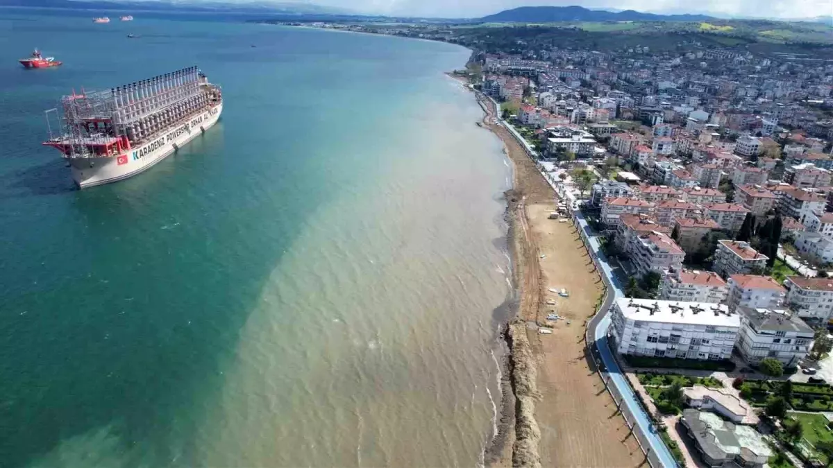 Yalova'da 289 Metre Uzunluğundaki Enerji Gemisi Karaya Oturdu