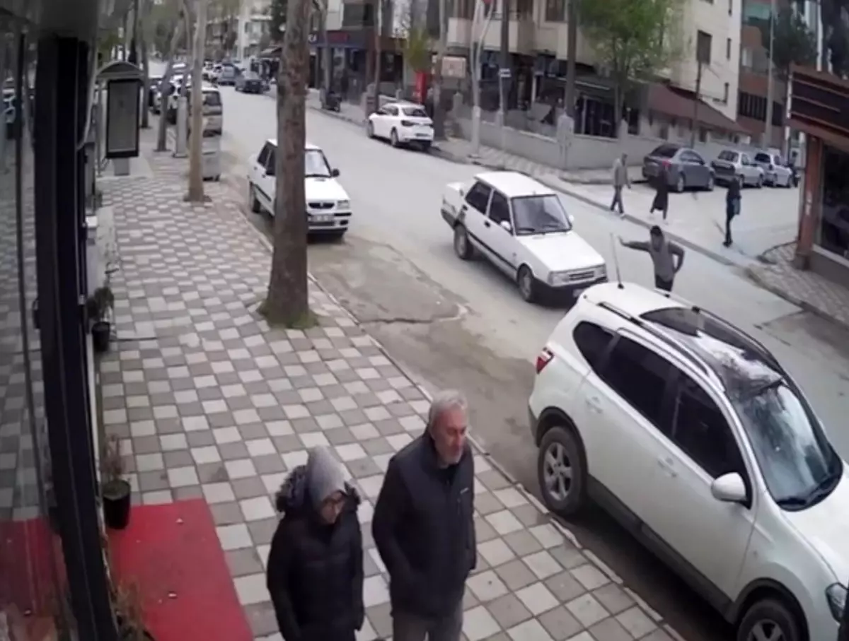 Tokat'ta Bir Yaya Aniden Geri Dönünce Otomobilin Çarpmasıyla Yaralandı