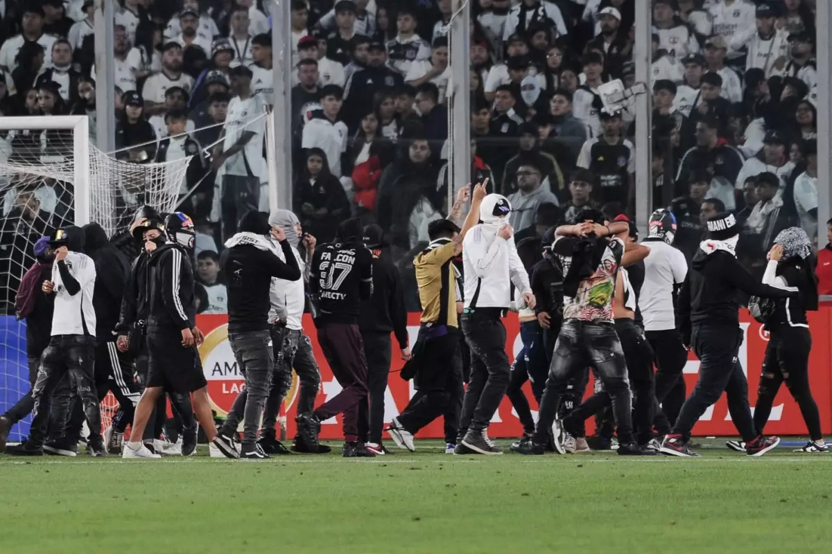 Yok böyle maç! Saha savaş alanına döndü, taraftarlar öldü