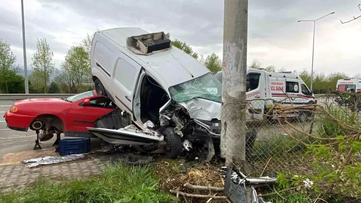 Kocaeli'de Alkollü Sürücü Oto Tamirciye Bırakılan Aracın Üstüne Uçtu