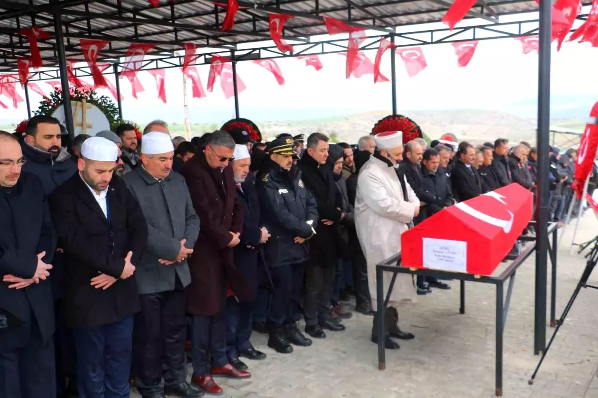 Ankara'da trafik kazasında şehit olan polis son yolcuğuna uğurlandı