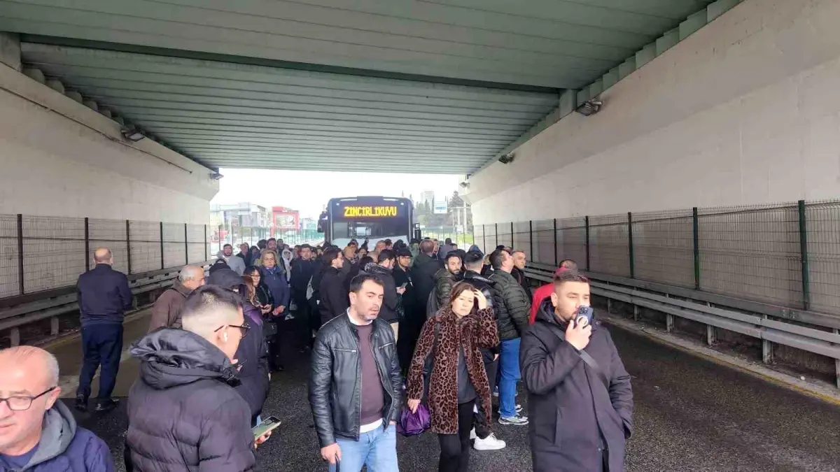 Avcılar'da Metrobüste Arıza, Yolcular Diğer Araçla Devam Etti