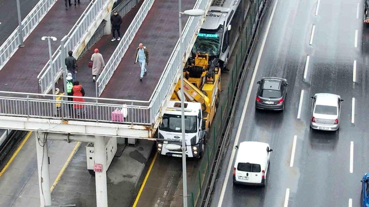 Avcılar'da Metrobüs Kazası: 16 Yaralı