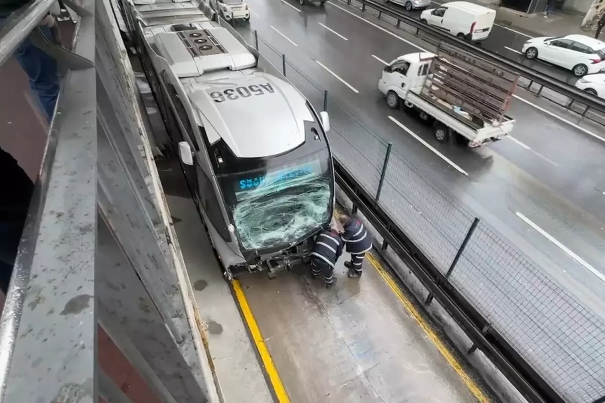 Avcılar'da metrobüs kazası, çok sayıda yaralı var