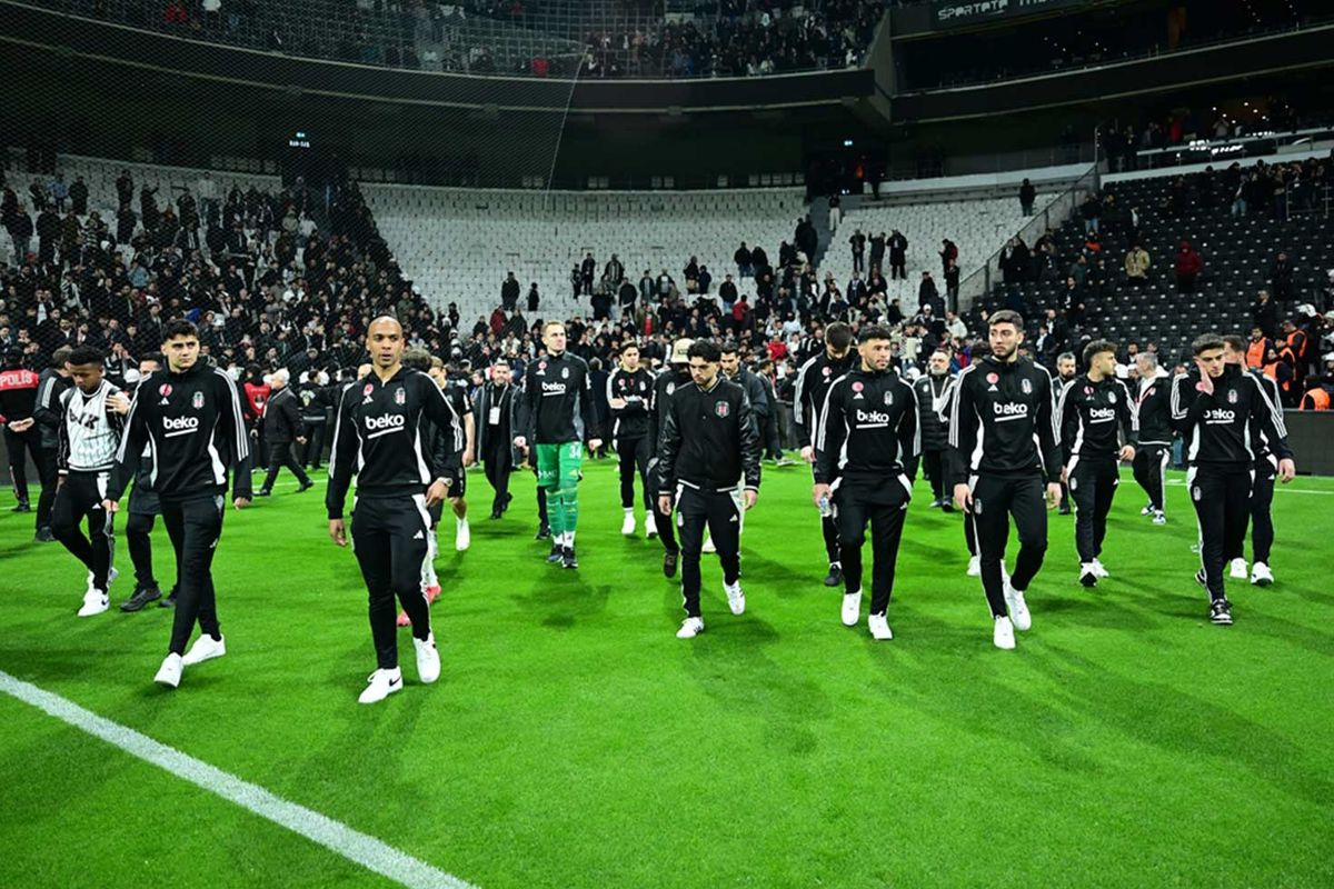 Beşiktaş'ta kazan kaynıyor! Futbolcular, soyunma odasından sahaya geri dönmek zorunda kaldı