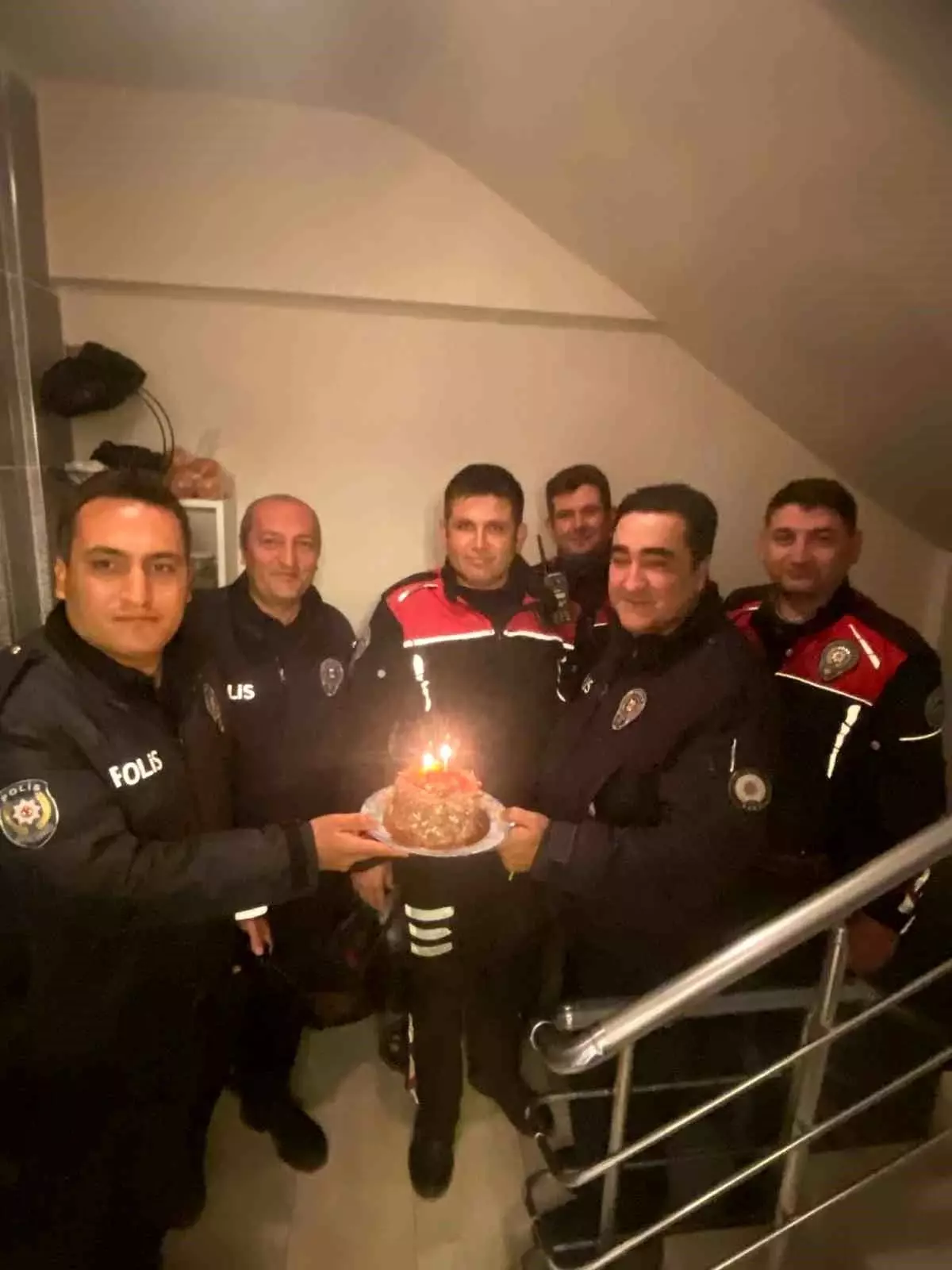 Burdur'da Aileden Polis Ekiplerine Anlamlı Sürpriz Kutlama