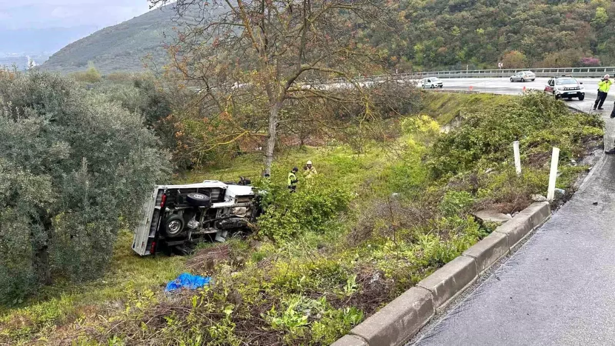 Bursa'da Kamyonet Şarampole Yuvarlandı: 2 Yaralı