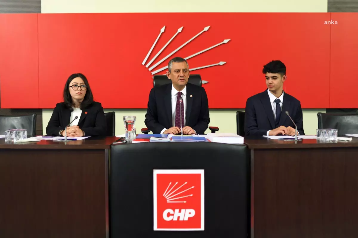 Özgür Özel ilk toplantıda Parti Meclisi'nin en genç üyelerini yanına aldı