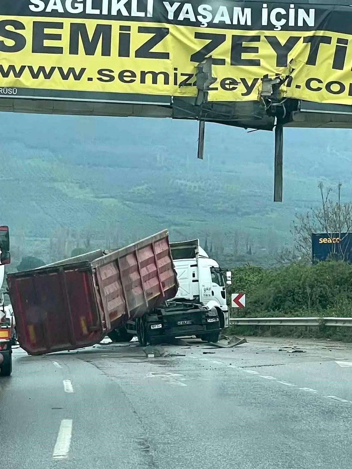 Gemlik'te Tır Kazası: Üst Geçide Çarpan Tır Trafiği Kilitledi