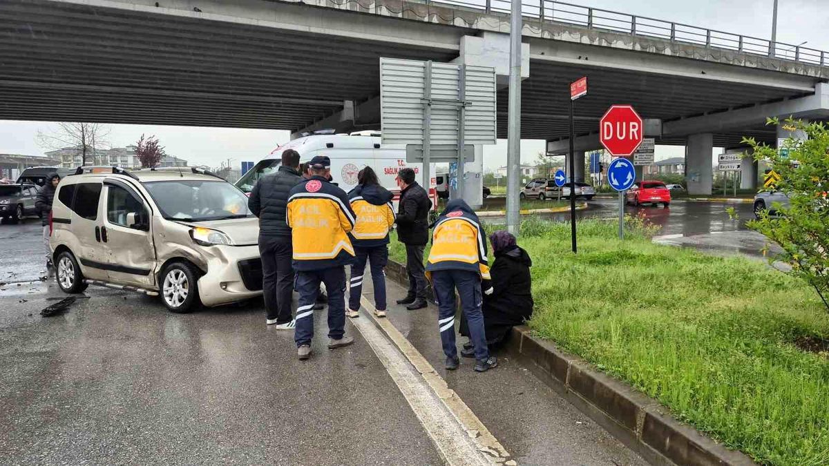 Düzce'de Kavşakta İki Otomobil Çarpıştı: 2 Yaralı