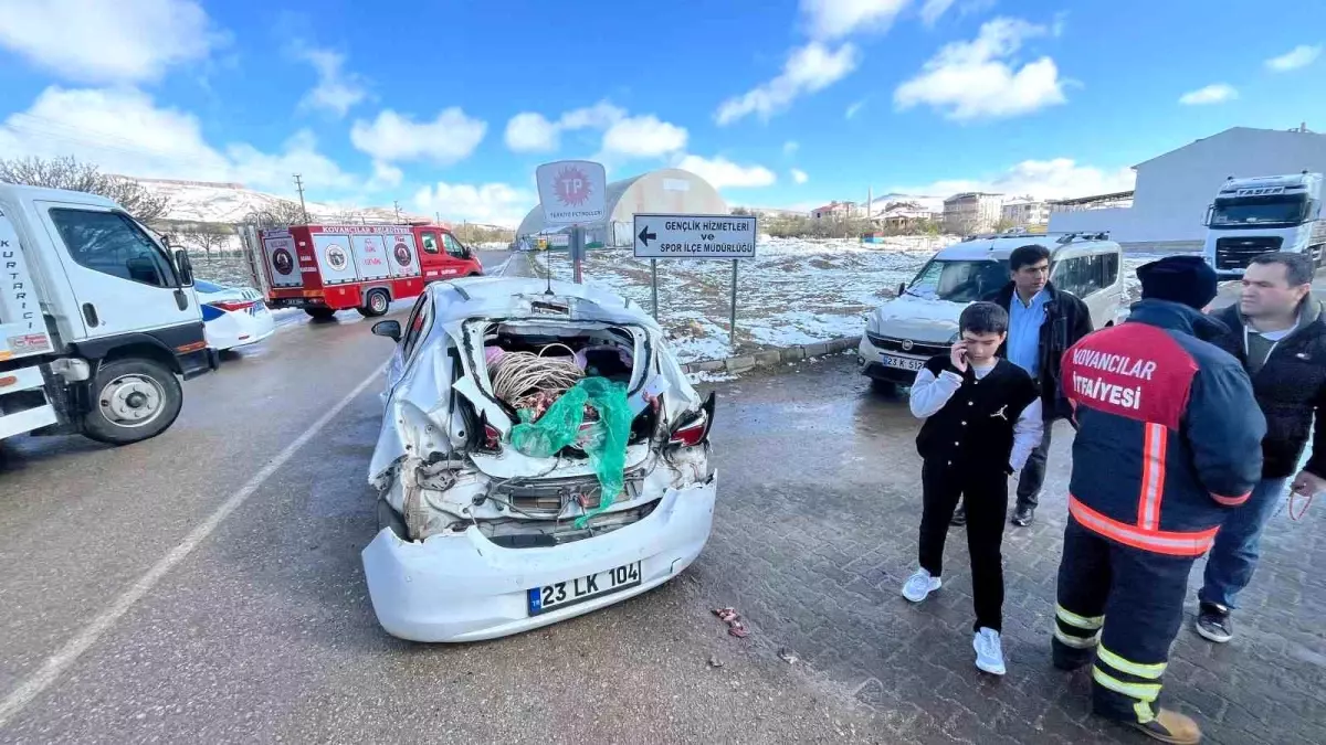 Elazığ'da Greyder ile Otomobil Çarpıştı: 1 Yaralı