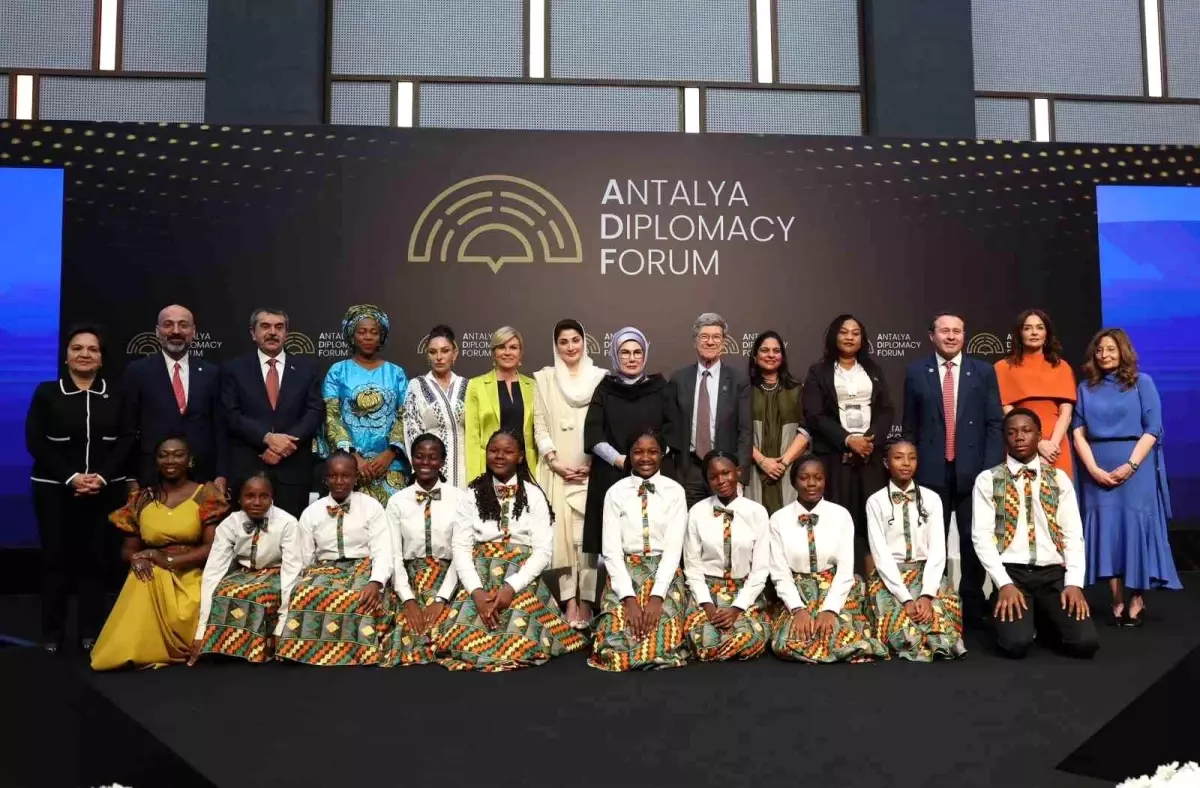 Emine Erdoğan'dan 'Ayrışan Dünyada Geleceği İnşa Etmek: Eğitimin Dönüştürücü Gücü' paneline dair paylaşım