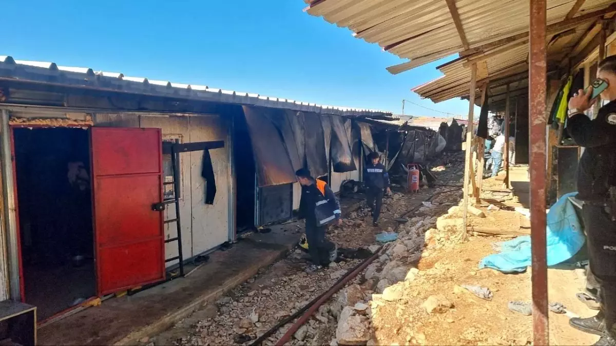 Adana'da İşçilerin Kaldığı Konteynerde Yangın Çıktı