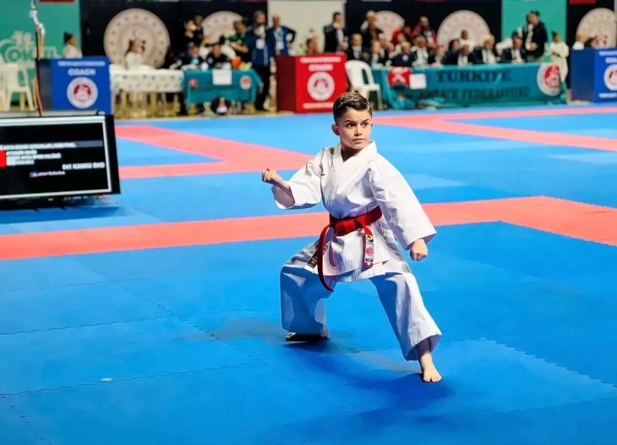 Karate şampiyonasında birinci olan Deniz Aydemir milli takıma vize aldı