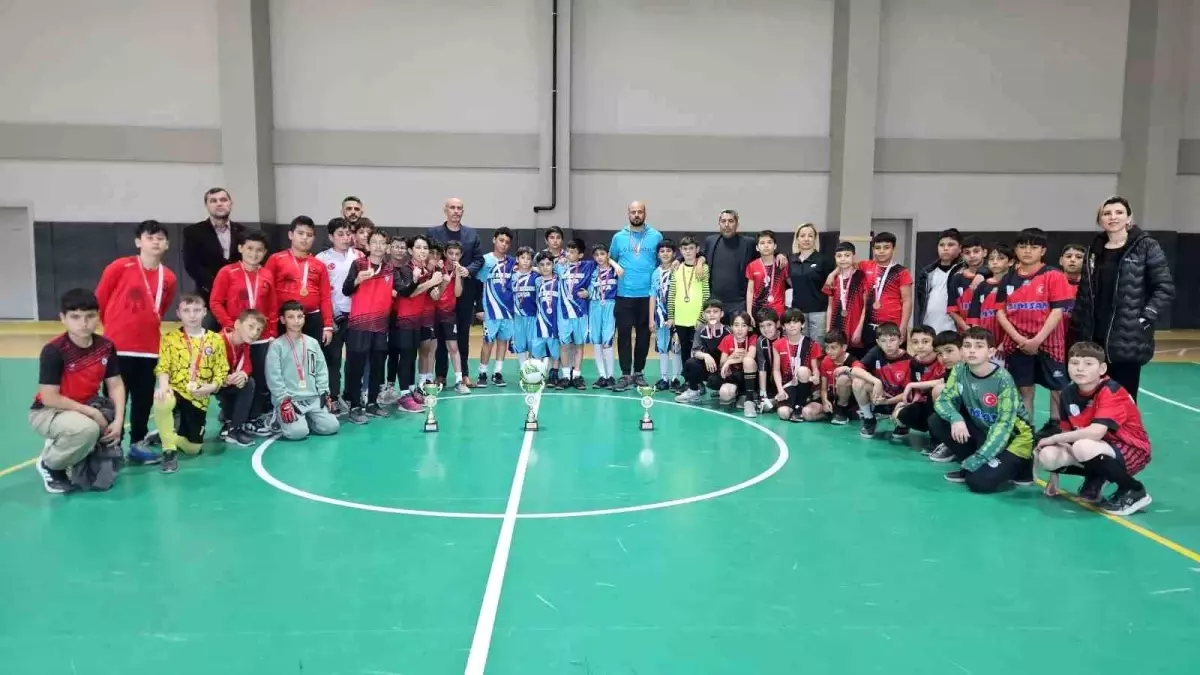 Çakırbeyli Ortaokulu, Küçük Erkekler Futsal Müsabakasında Birinci Oldu