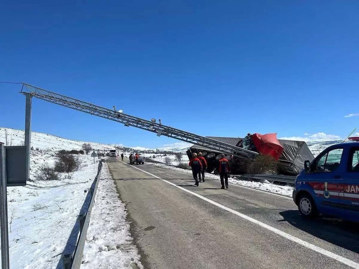 Sivas'ta TIR Kazası: Sürücü AFAD Ekipleri Tarafından Kurtarıldı