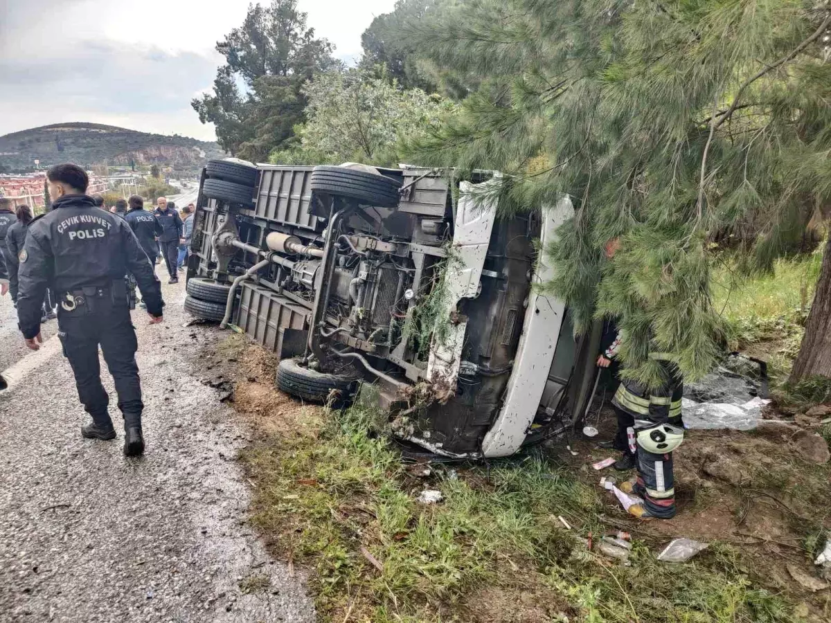 Kuşadası'nda Servis Aracının Devrilmesi Sonucu 12 Kişi Yaralandı