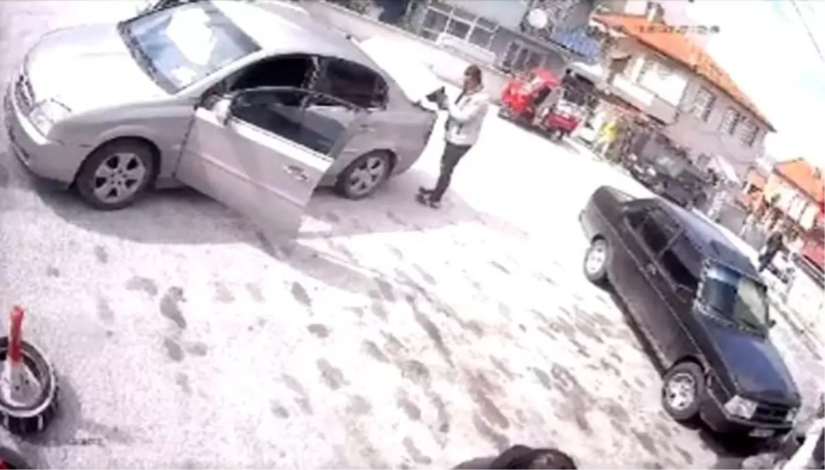 Kütahya'da Park Halindeki Araç Geri Gitti, Kaza Oldu