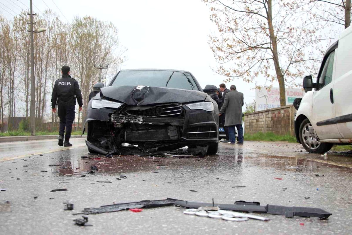 Sakarya'da Lüks Otomobilin Hafif Ticari Araçla Çarpıştığı Kaza: 2 Yaralı