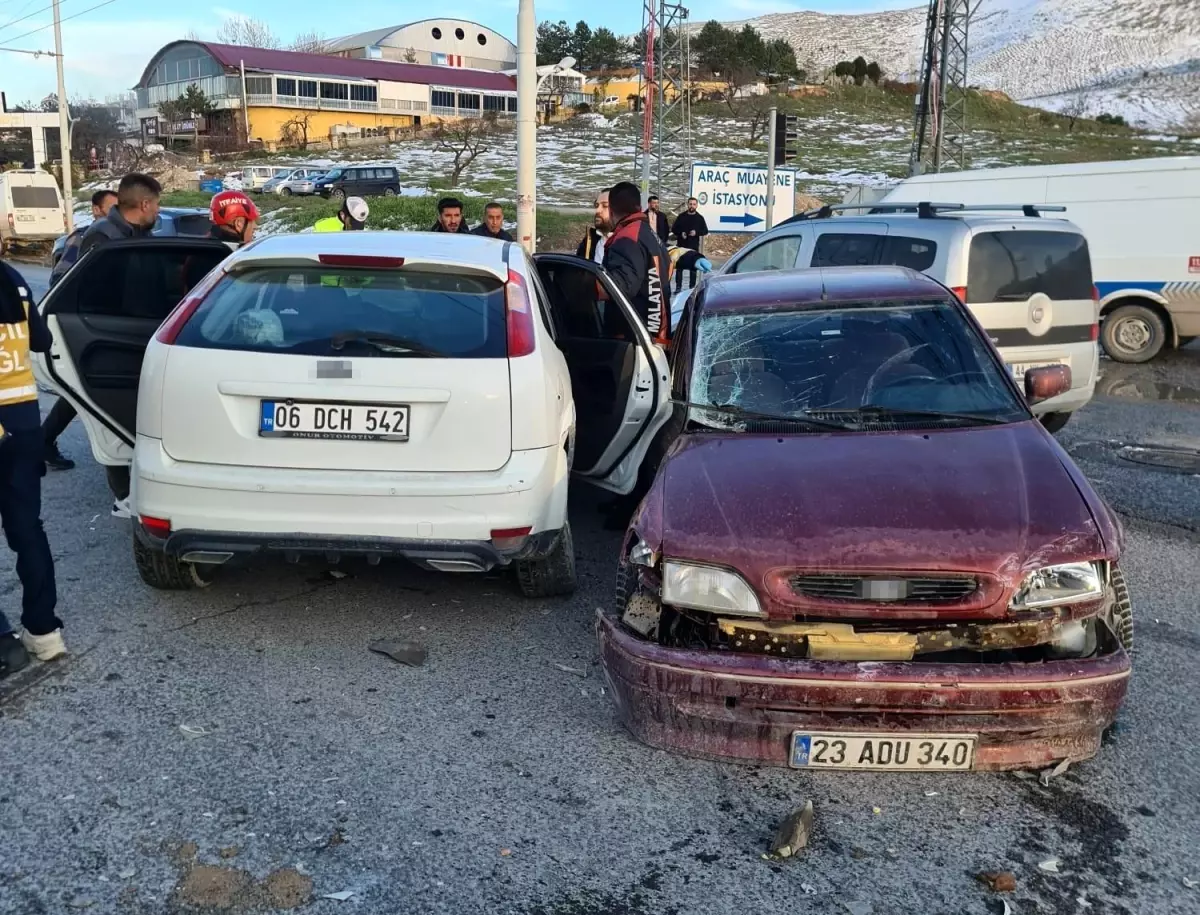 Malatya'da Üç Aracın Karıştığı Trafik Kazasında 4 Yaralı