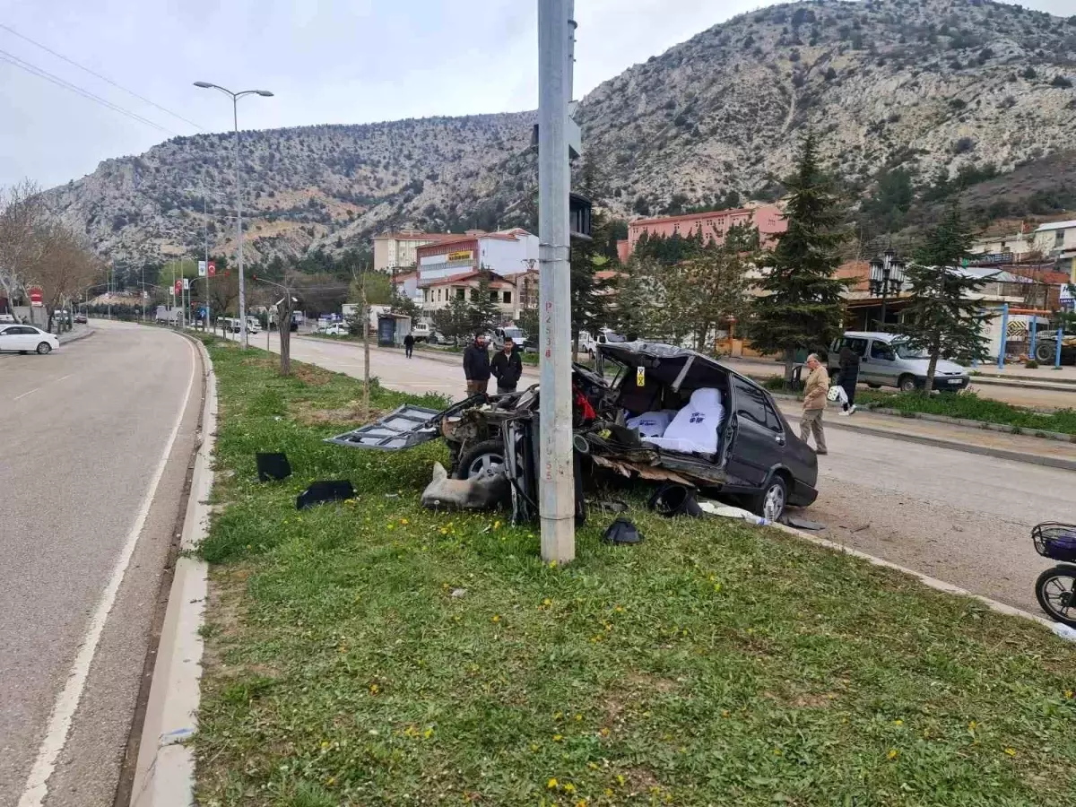 Ankara'da Trafik Kazası: Elektrik Direğine Çarpan Araç İkiye Bölündü