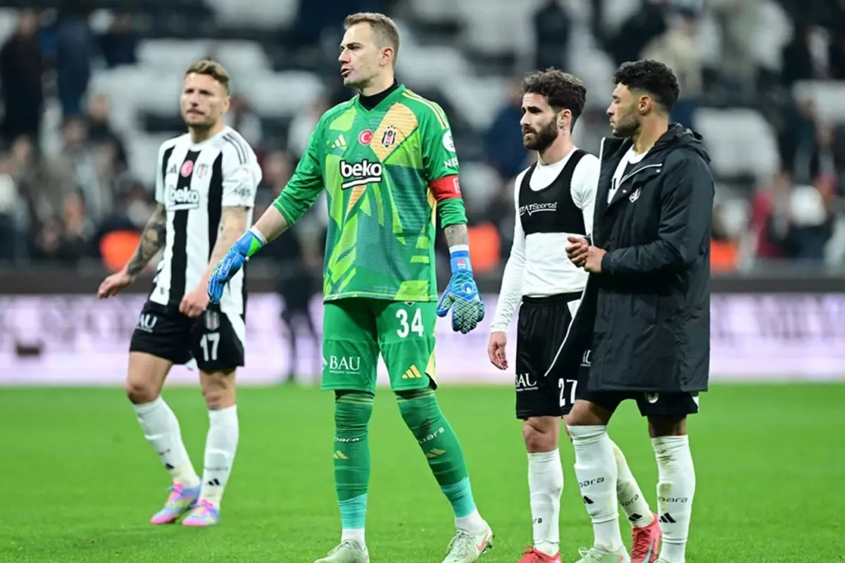 Beşiktaş'ta kazan kaynıyor! Futbolcular, soyunma odasından sahaya geri dönmek zorunda kaldı
