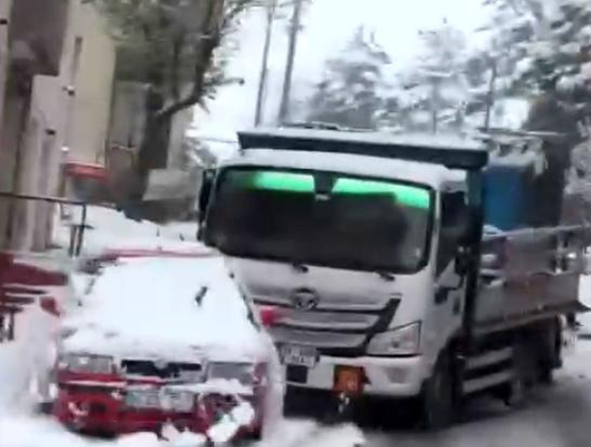 Bolu'da Oksijen Tüpü Yüklü Kamyon Kayarak Park Halindeki Araçlara Çarptı
