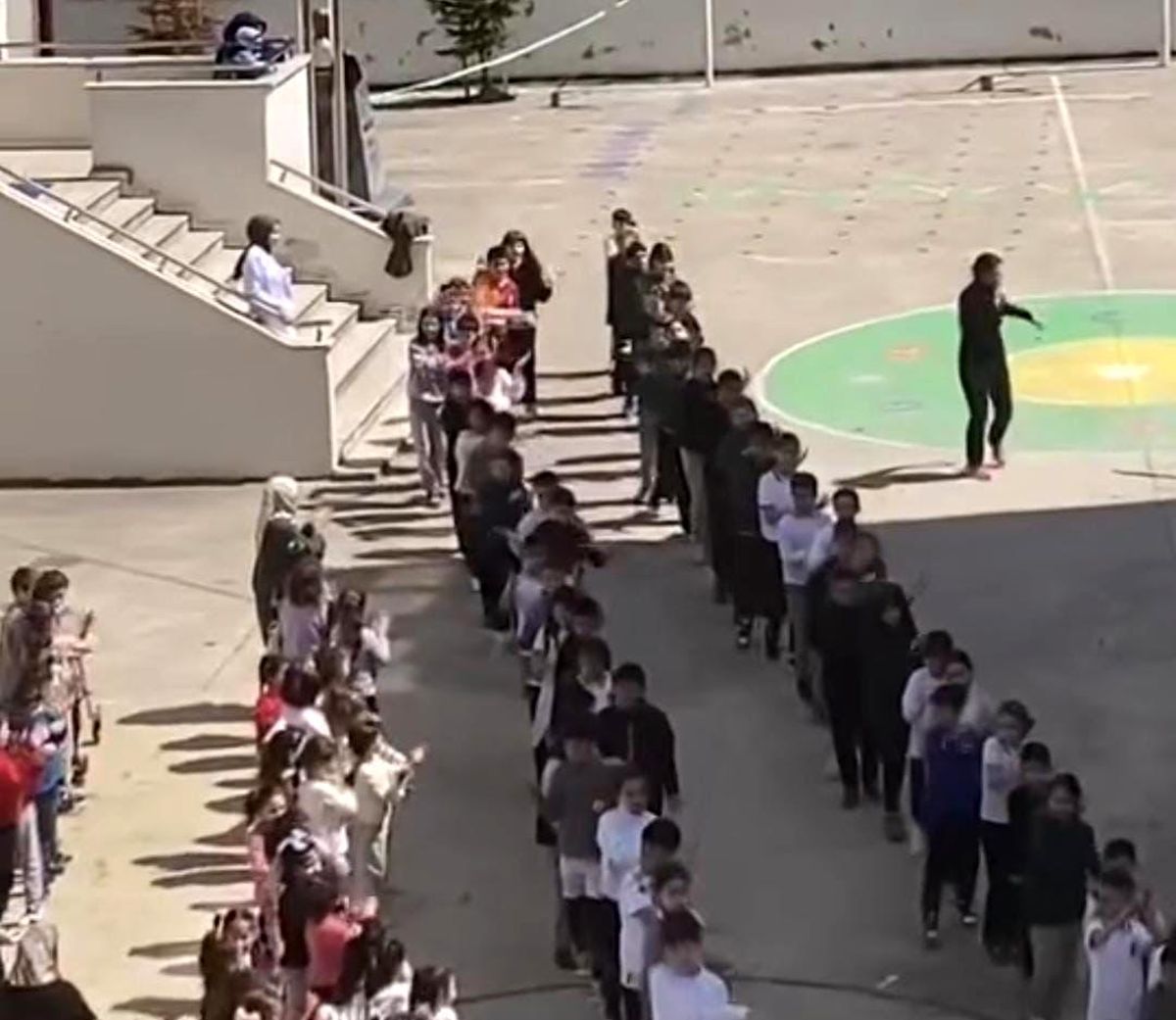 Rize'de Usta, Öğrencilerin 23 Nisan Gösterisine Halay Tutuyor