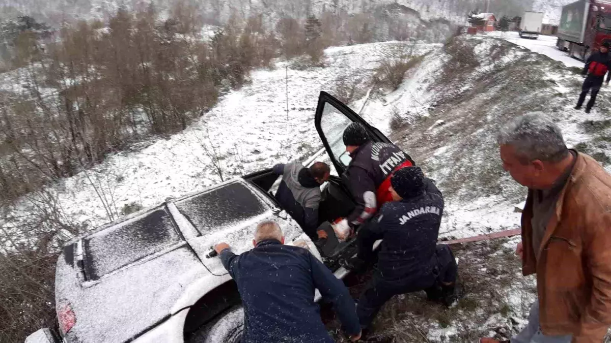 Bolu'da Kar Sebebiyle Şarampole Devrilen Sürücü, Ağaç Sayesinde Kurtuldu