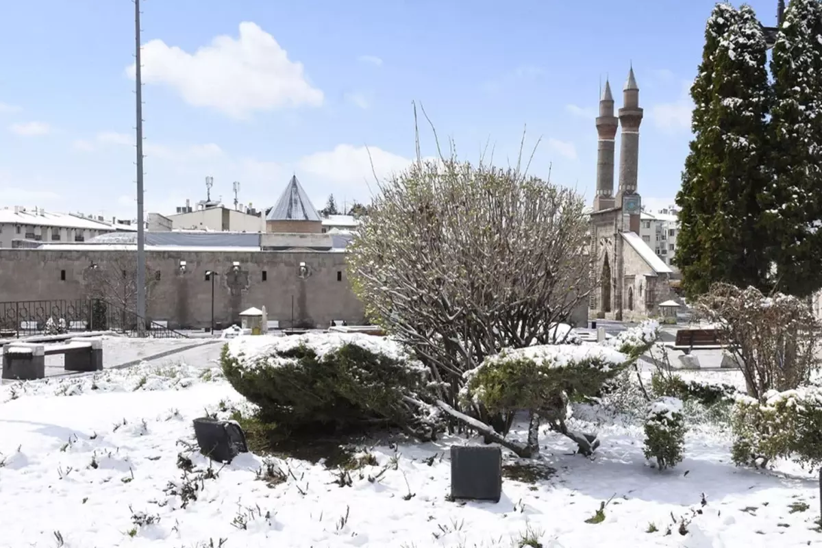 Sivas, nisan ayında eksi 17 derece ile buz kesti