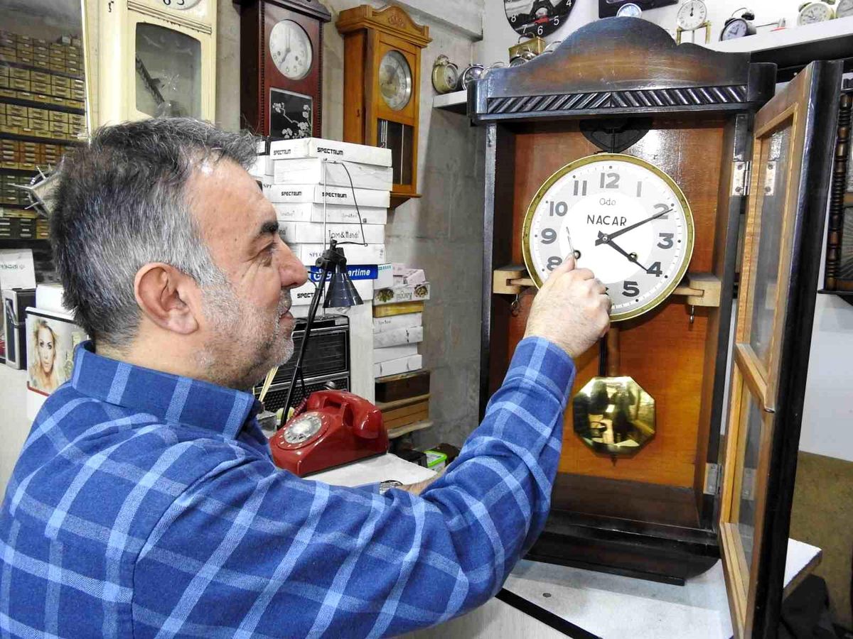 Baba Mesleğiyle Geçimini Sağlayan Antika Saat Tamircisi