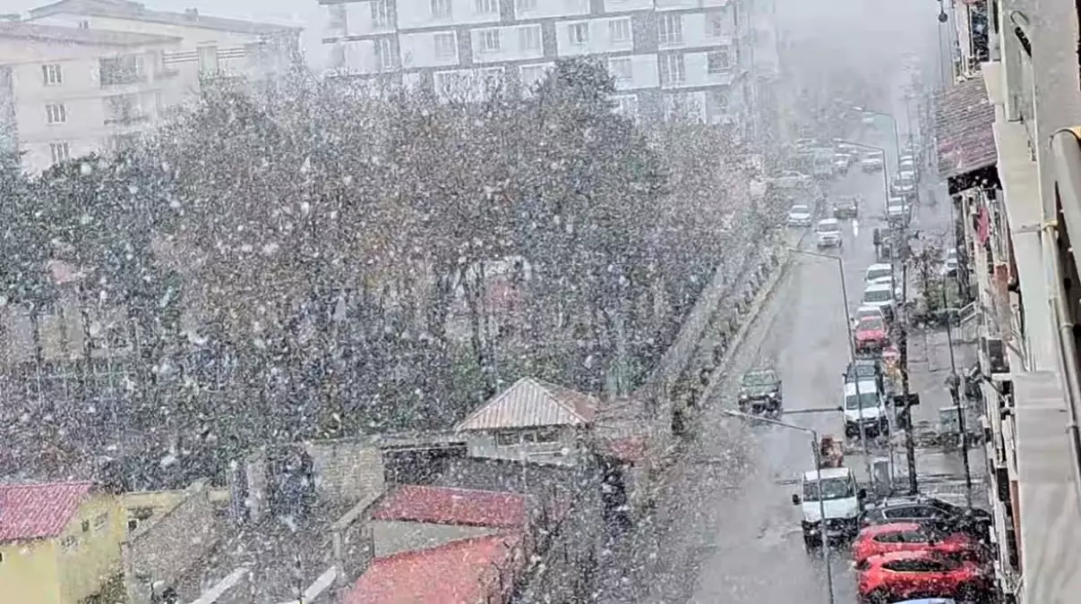 Bitlis'te Kar Yağışı Günlük Yaşamı Etkiliyor