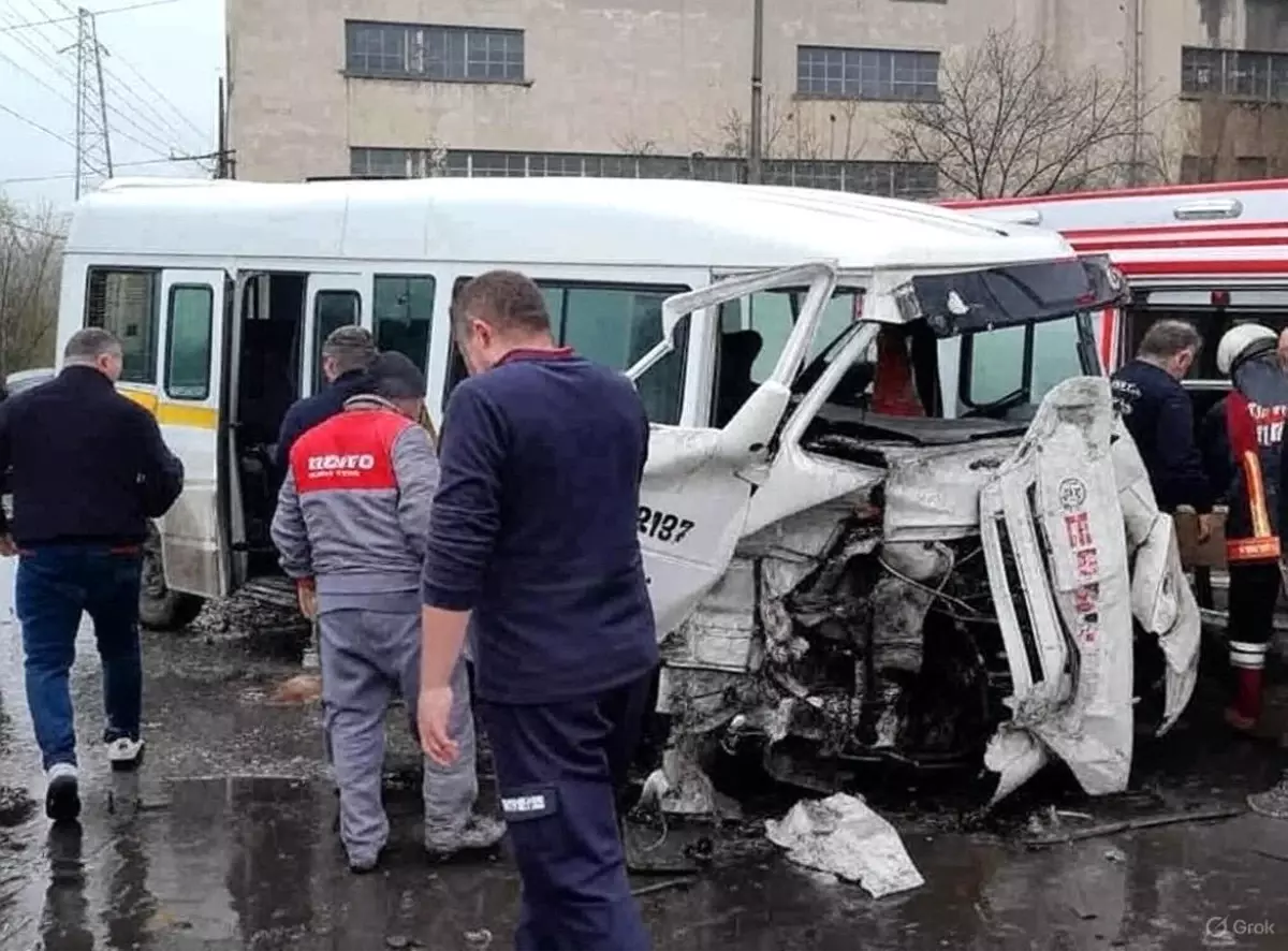 Kütahya'da İşçi Servisine Tır Çarptı: 9 Yaralı