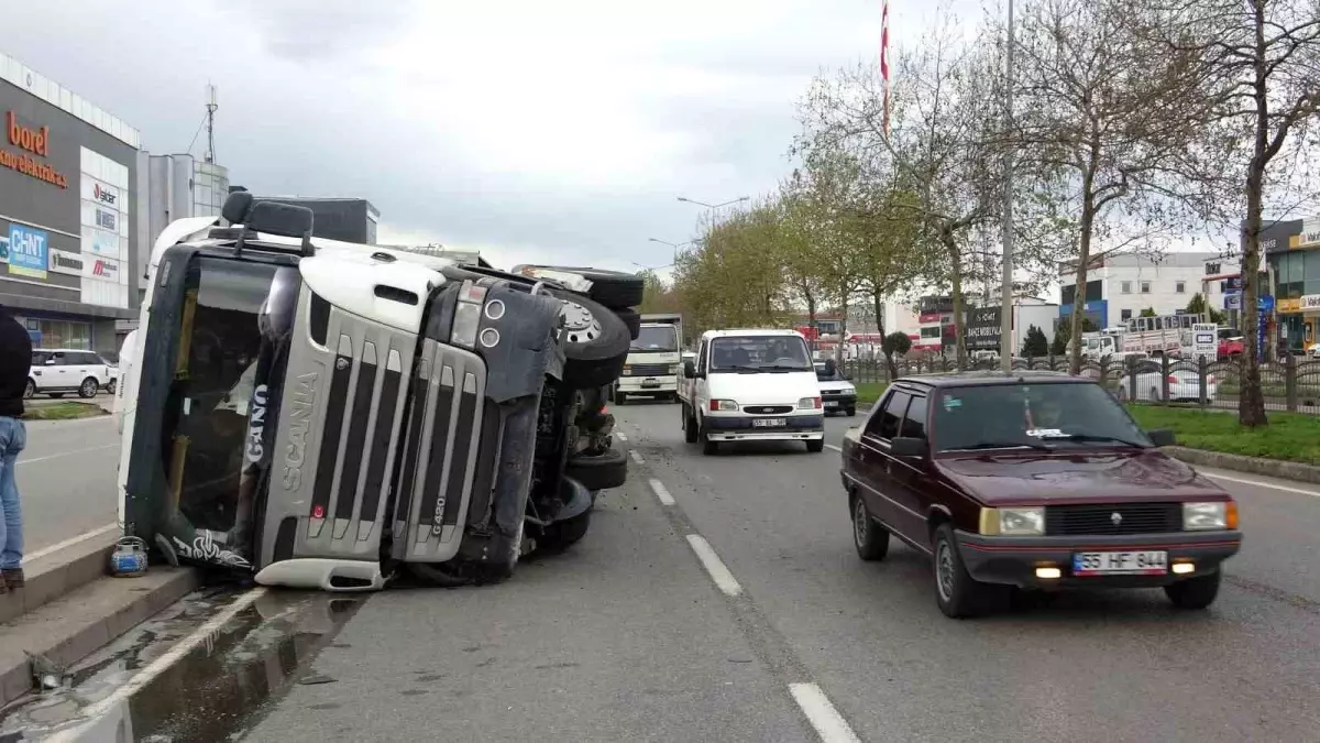 Samsun'da Temizlik Malzemesi Yüklü Tır Devrildi: 1 Yaralı