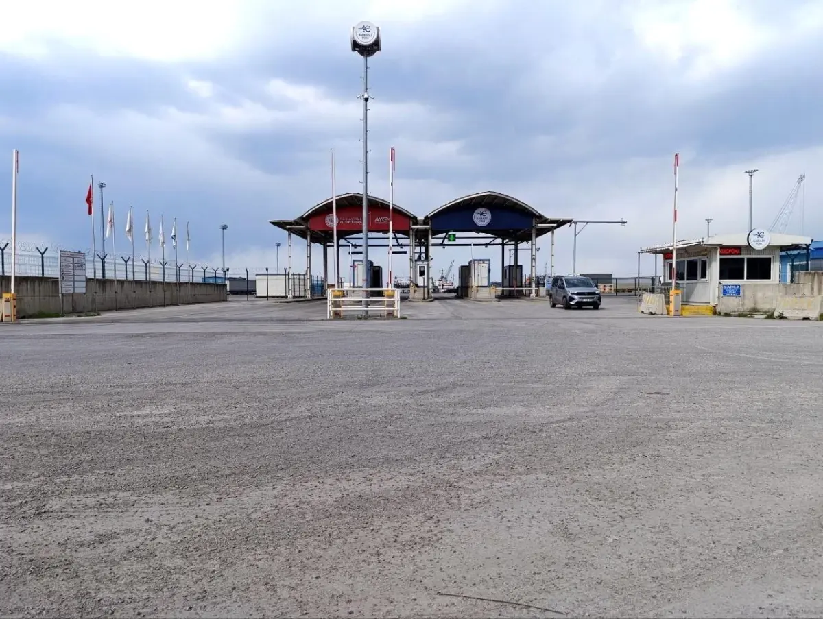 Karasu Limanı'nda Bıçaklı Kavga: Tır Sürücüsü Hayatını Kaybetti