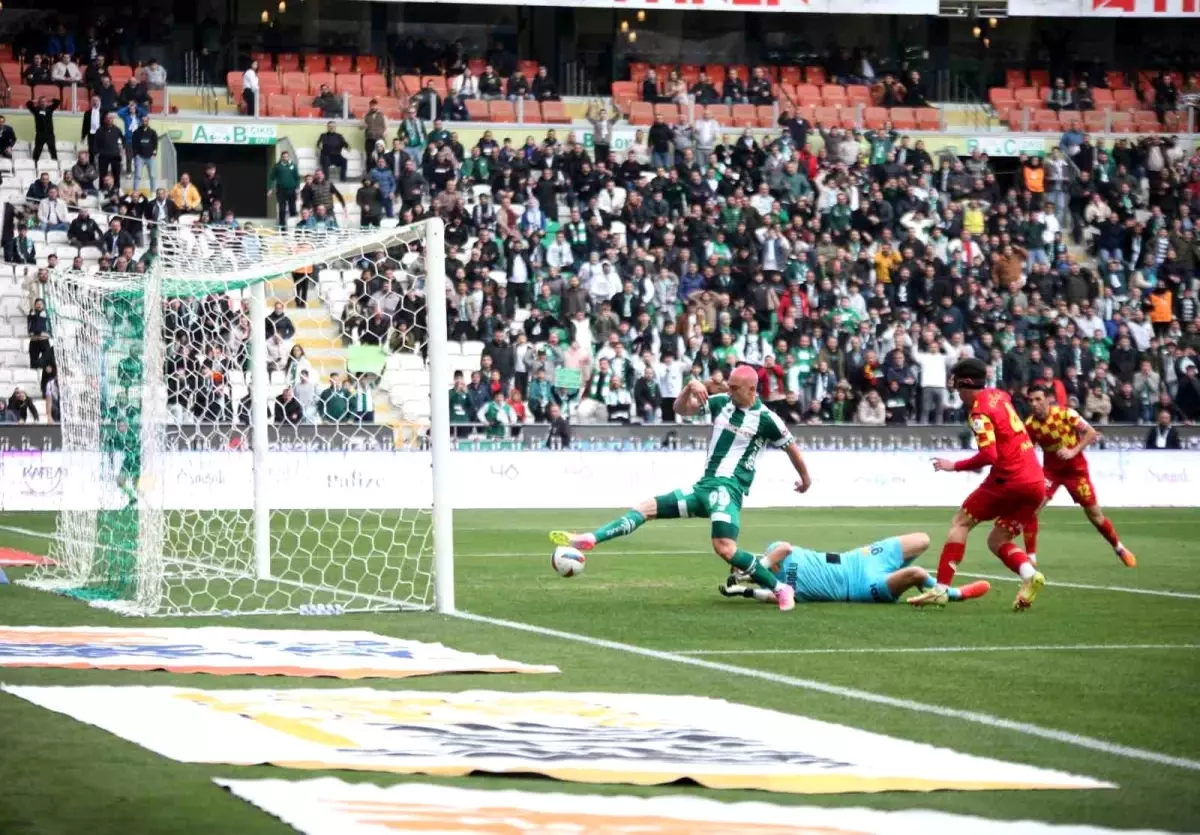 Konyaspor, Göztepe'yi 1-0 Önde Geçti