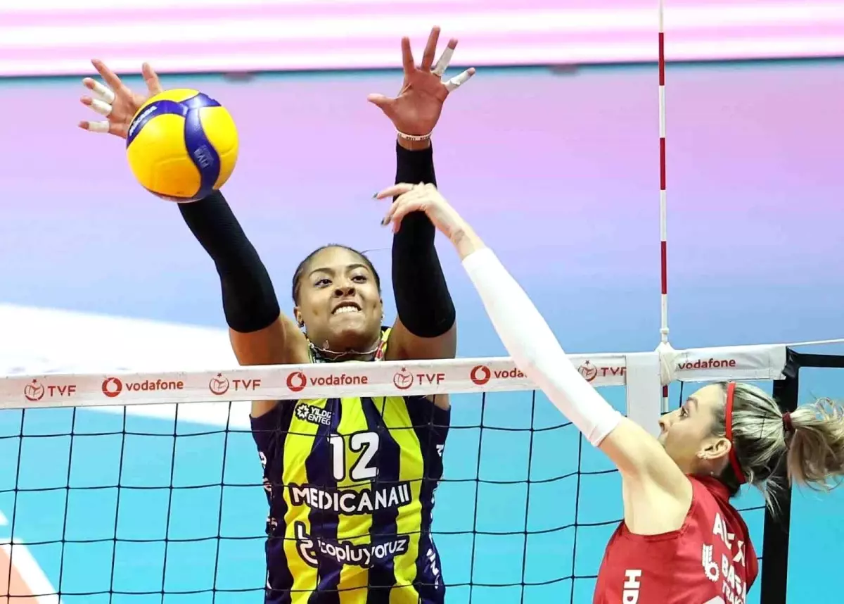 Fenerbahçe, Galatasaray'ı 3-1 ile Geçti