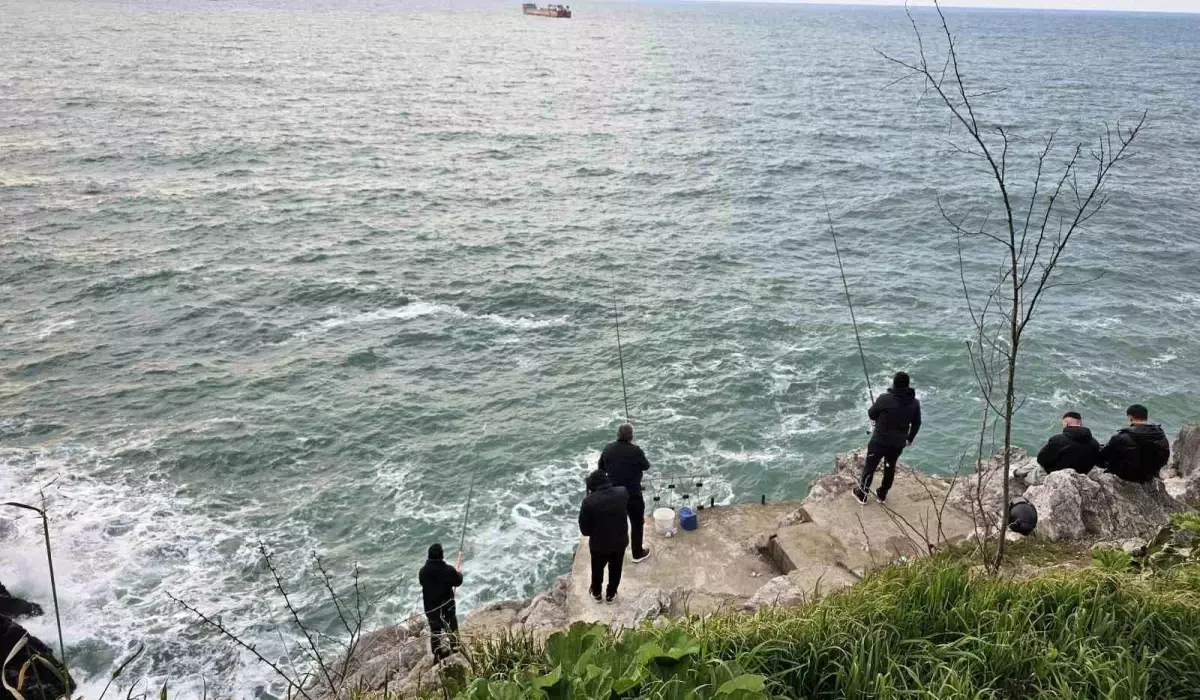 Zonguldak'ta Amatör Balıkçılar Falezlerde Olta Attı