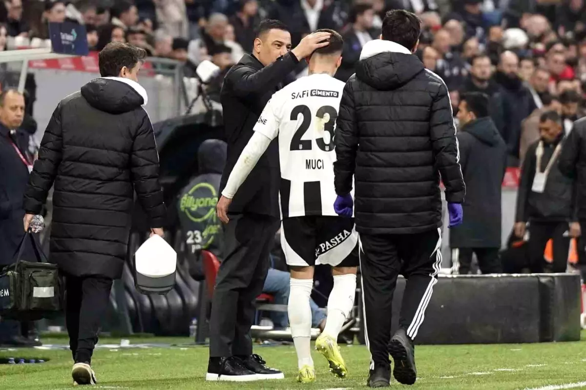 Beşiktaş'ta Ernest Muçi Sakatlandı