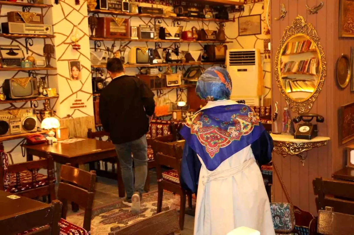 Diyarbakır'da Tarihi Eserleri Sergileyen Nostaljik Kafe Açıldı